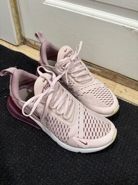 Nike Women’s Air Max 270 Size 7.5